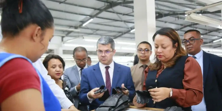 TRAVAIL – Une inspection de “haut niveau” pour les usines de fabrication d&rsquo;uniformes de l&rsquo;armée française à Madagascar