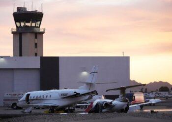 ETATS-UNIS – Un accident du jet de Vince Neil de Mötley Crue tue une personne en Arizona, le chanteur n’était pas à bord