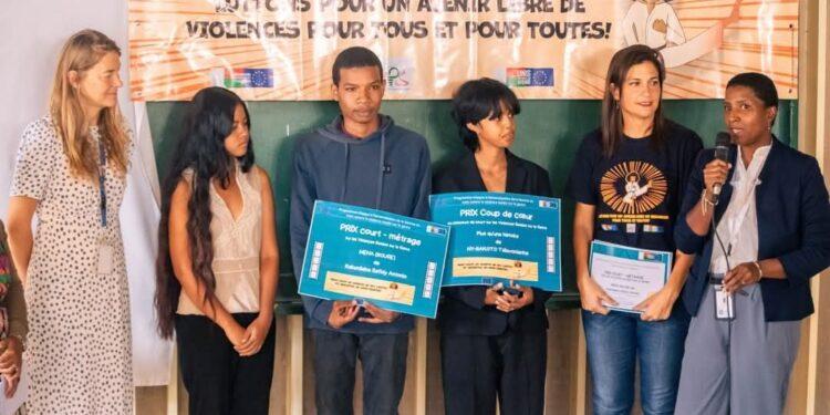 COMMUNICATION – Rouge de Safidy Antonio Rabenilaina remporte le premier prix du concours étudiant de court-métrage sur la lutte contre les violences basées sur le genre