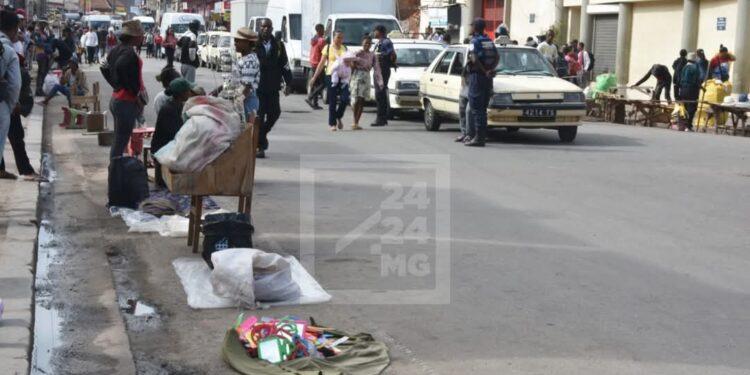 ANTANANARIVO- Une bande de chaussée de 1,8m de largeur octroyé aux marchands de rue d&rsquo;Analakely par la CUA 