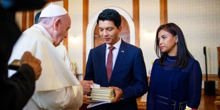 OBSÈQUES – Andry Rajoelina se rend aux funérailles du pape en famille 
