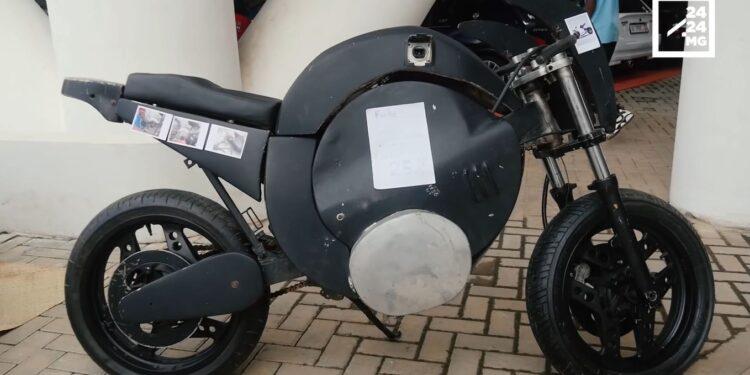 AUTO-MOTO – Quand la passion de César Sarron pour la mécatronique donne naissance à une moto électrique