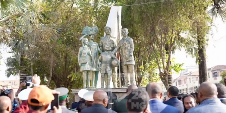 CELEBRATION – Une stèle commémorative dévoilée à Analakely pour les 65 ans de l’indépendance et des Forces armées