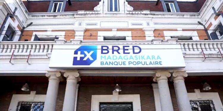 OPERATION BANCAIRE – La BRED Madagasikara Banque Populaire remet ses premières cartes et chéquiers à ses clients.