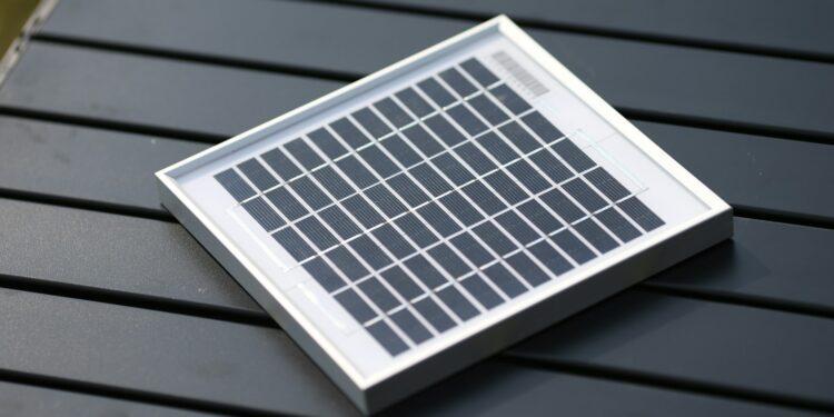 ECLAIRAGE – Des kits solaires “sociaux” gratuits pour les familles vulnérables, des kits solaires à prix subventionnés pour les ménages de la classe moyenne