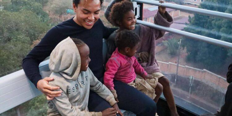 TRANSPORT PAR CÂBLE – Des enfants défavorisés parmi les premiers passagers du téléphérique
