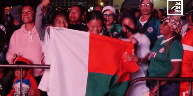 FOOTBALL – L&rsquo;ambiance dans les fanzones comme si vous y étiez