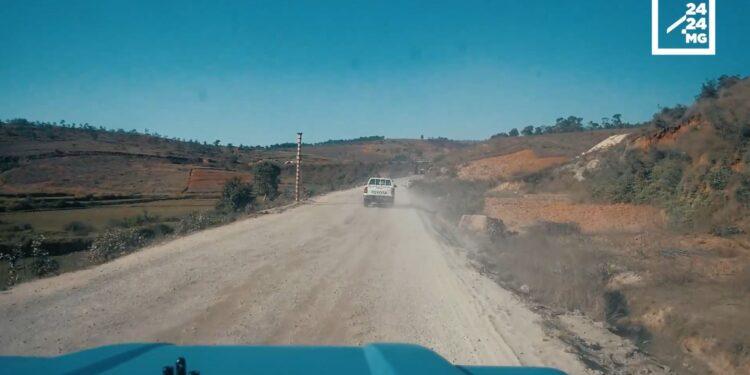 Sur la route en cours de réhabilitation entre Behenjy et Antsirabe.