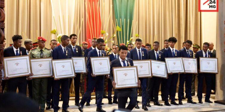 FOOTBALL – Des distinctions honorifiques et du cash emballé dans des boîtes en carton pour les Barea A’