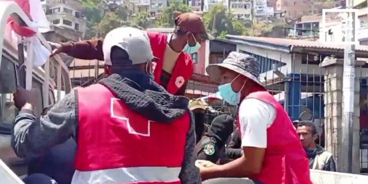 MANIFESATIONS – Un élément des forces de défense et de sécurité est évacué en ambulance par la Croix-Rouge