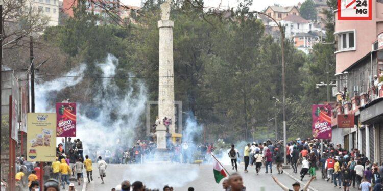 Ambohijatovo – Les forces de l&rsquo;ordre lancent des grenades lacrymogènes pour disperser les manifestants