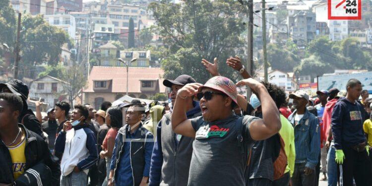 Les premiers manifestants sont à Ambohijatovo, scandant « mila jiro, mila rano » et brandissant des pancartes de fortune