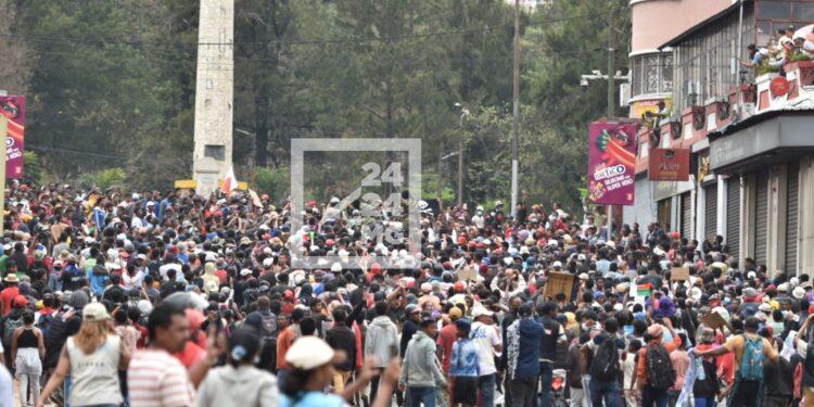 MANIFESTATIONS – Longue marche pour les habitants de la RN1 vers le Centre-ville pour rejoindre le mouvement de la GenZ