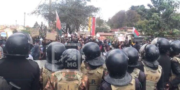 Tsiadana : Les forces de sécurité repoussent des jeunes manifestants