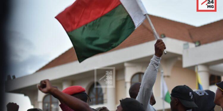 Les manifestants réussissent à entrer sur la Place du 13 Mai