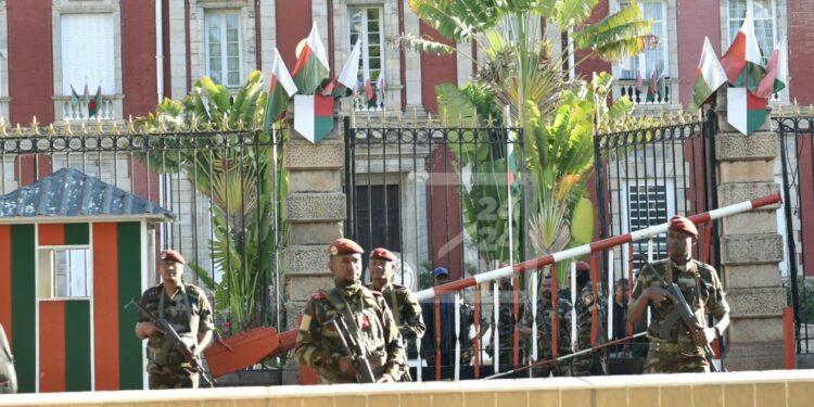 INSTITUTION – Le clan Rajoelina dénonce “une tentative de coup d’Etat” et “une atteinte grave à la légalité républicaine”