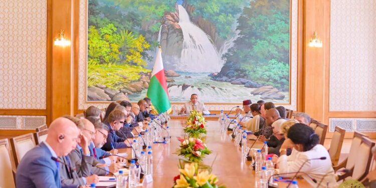 DIPLOMATIE – L’Ambassadeur du Royaume-Uni affirme comprendre “la prudence du président de la Refondation face à certaines influences étrangères”