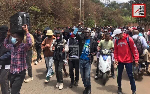 MANIFESTATIONS – Les forces de l’ordre dispersent les manifestants en lançant de grenades lacrymogènes du côté d’Antsahabe