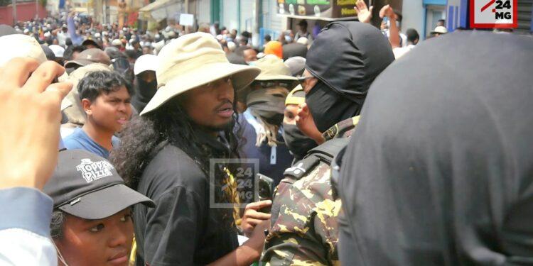MANIFESTATIONS – D&rsquo;Antaninandro à Ambohijatovo, entre pourparlers et grenades lacrymogènes