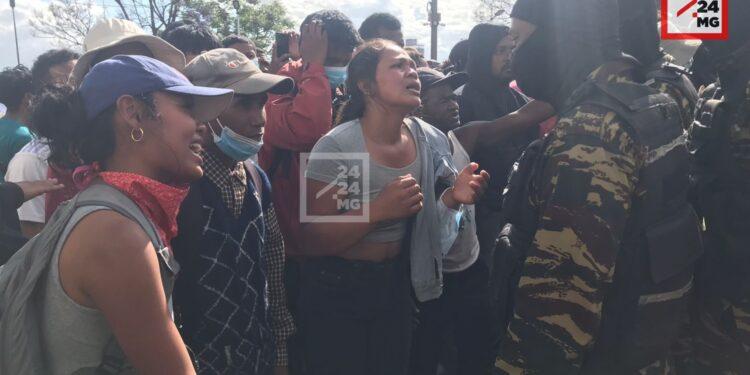 Des manifestants du mouvement de la génération Z quittent Mahamasina pour tenter de rejoindre Ambohijatovo.
