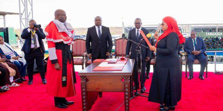 AFRIQUE – La présidente “élue” de la Tanzanie, Samia Suluhu Hassan, prête serment dans un camp militaire