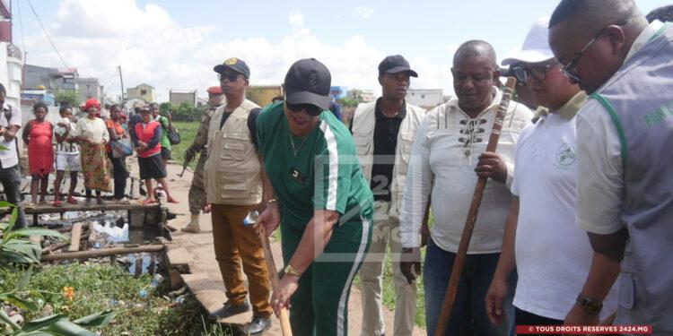 ASSAINISSEMENT – La Première Dame Elisa Randrianirina lance des travaux de haute intensité de main d’oeuvre (Himo) dans la capitale