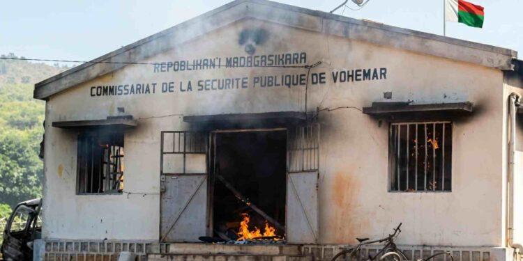VINDICTE POPULAIRE – Le commissariat de Vohémar saccagé et incendié par une foule en colère