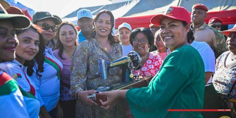 ACTIONS SOCIALES – La Première Dame Elisa Randrianirina au chevet des plus vulnérables lors de diverses mobilisations à Toliara