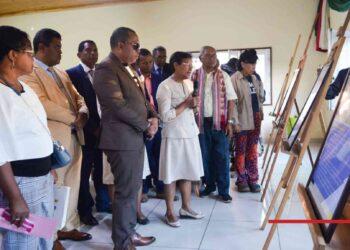 LITTÉRATURE – La salle d&rsquo;exposition principale du « Trano sary » Ambohidahy baptisée Clarisse Ratsifandrihamanana