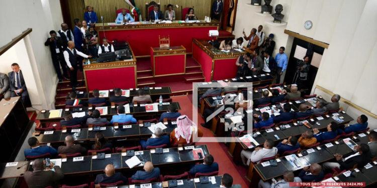 ASSEMBLÉE NATIONALE – Siteny Randrianasoloniaiko demande des moyens au ministre des Finances pour lancer les commissions d’enquête parlementaire