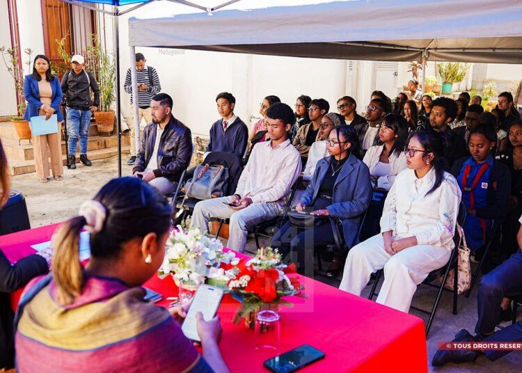 ENGAGEMENT – Dix jeunes Malgaches en partance pour la France pour des missions de volontariat
