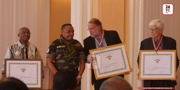 ENVIRONNEMENT – Le professeur Jonah Ratsimbazafy élevé au grade de Grand Officier de l’Ordre national